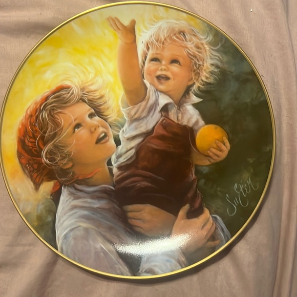 Su Et’em reaching together plate - Picture 1 of 3